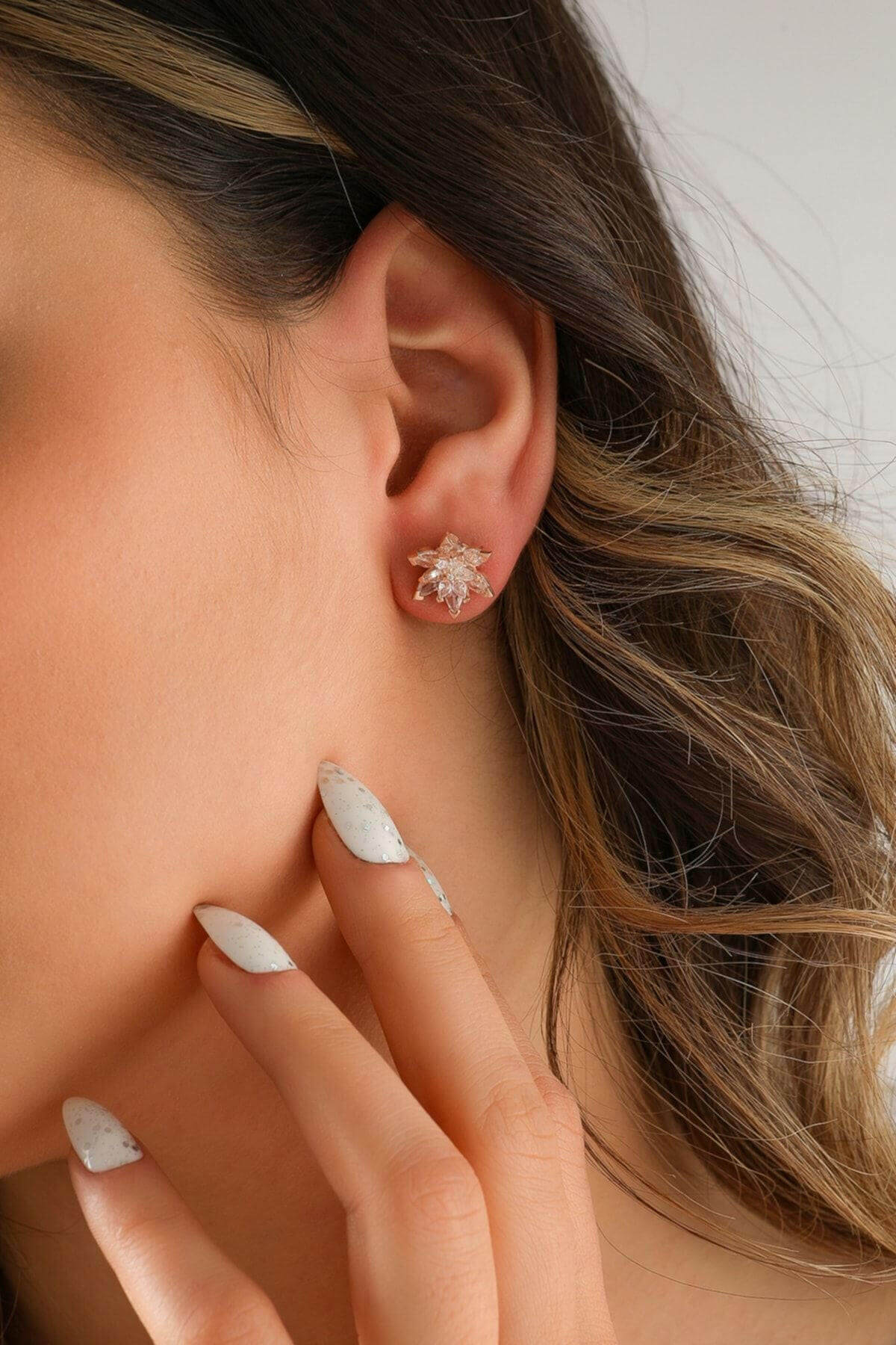 925 Ayar Gümüş Beyaz Lotus Küpe - ÖzelSen