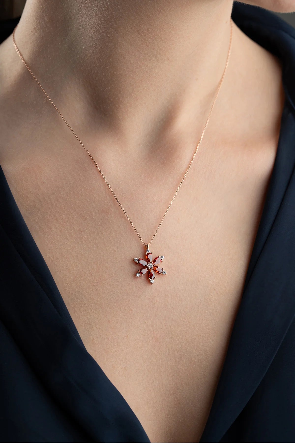 Garnet Taşlı Lotus 925 Ayar Rose Kaplama Gümüş Kolye