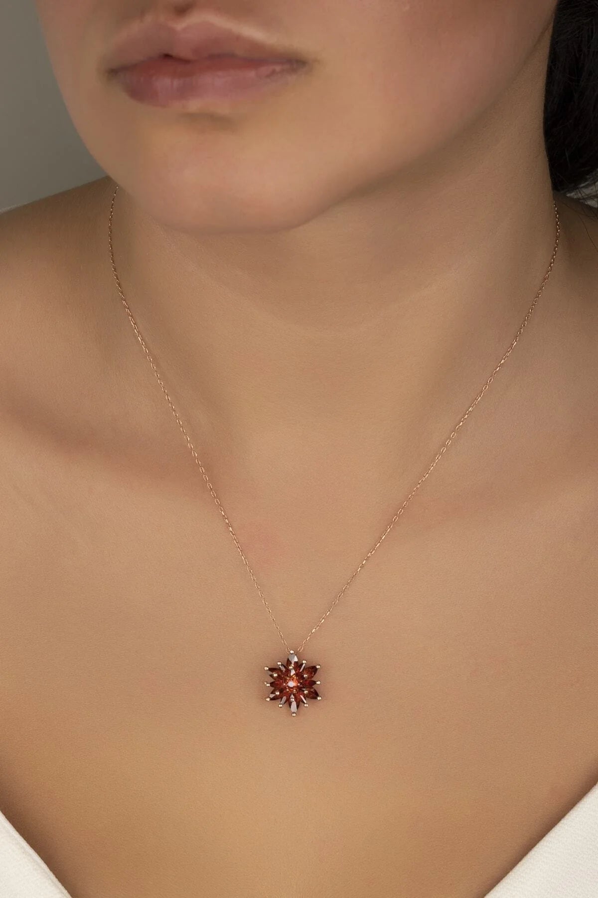 4 Katman Garnet Lotus Çiçeği 925 Ayar Rose Kaplama Gümüş Kolye