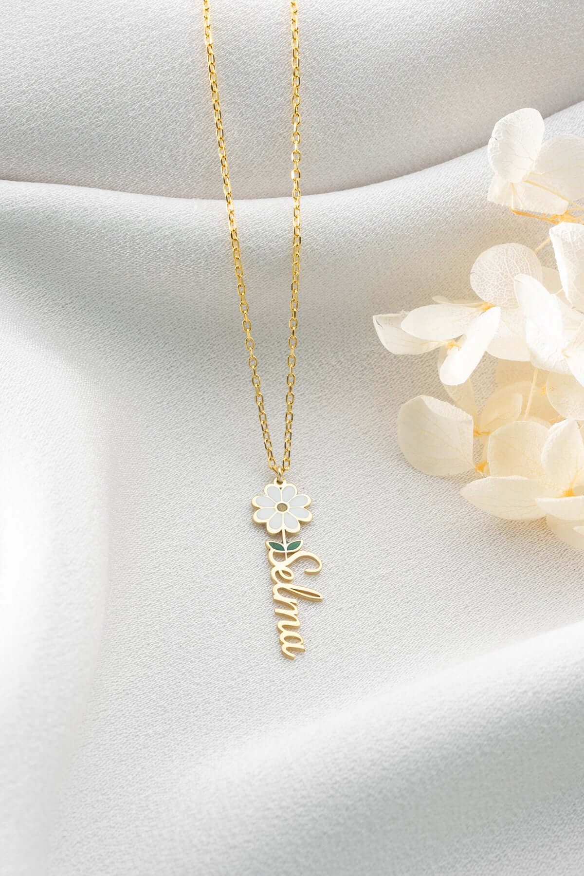 Kişiye Özel İsimli ve Papatya Figürlü Gümüş Kolye