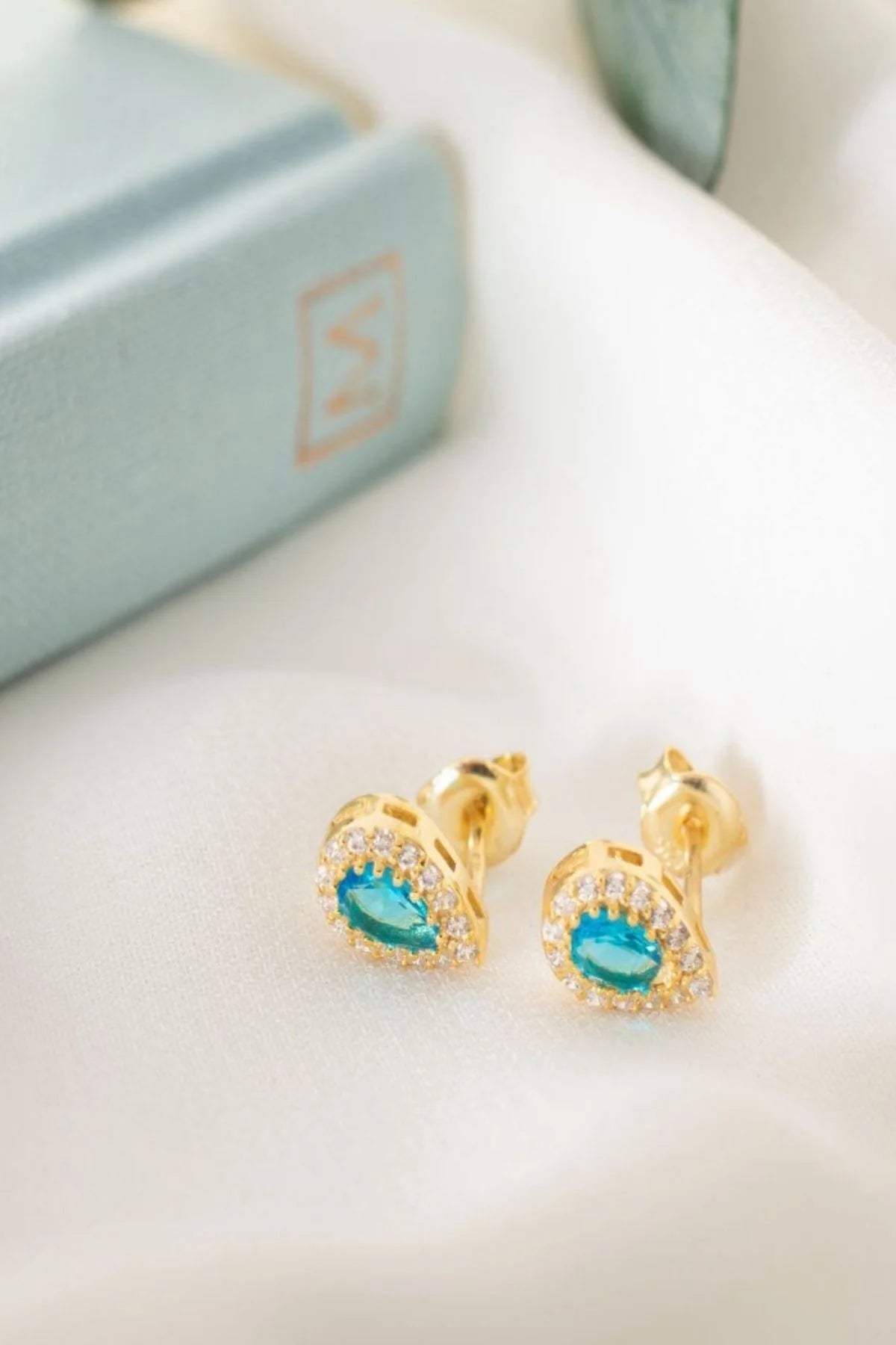 Zirkon Taşlı Yuvarlak Aralık Ayı Blue Topaz 925 Ayar Altın Kaplama Gümüş Küpe
