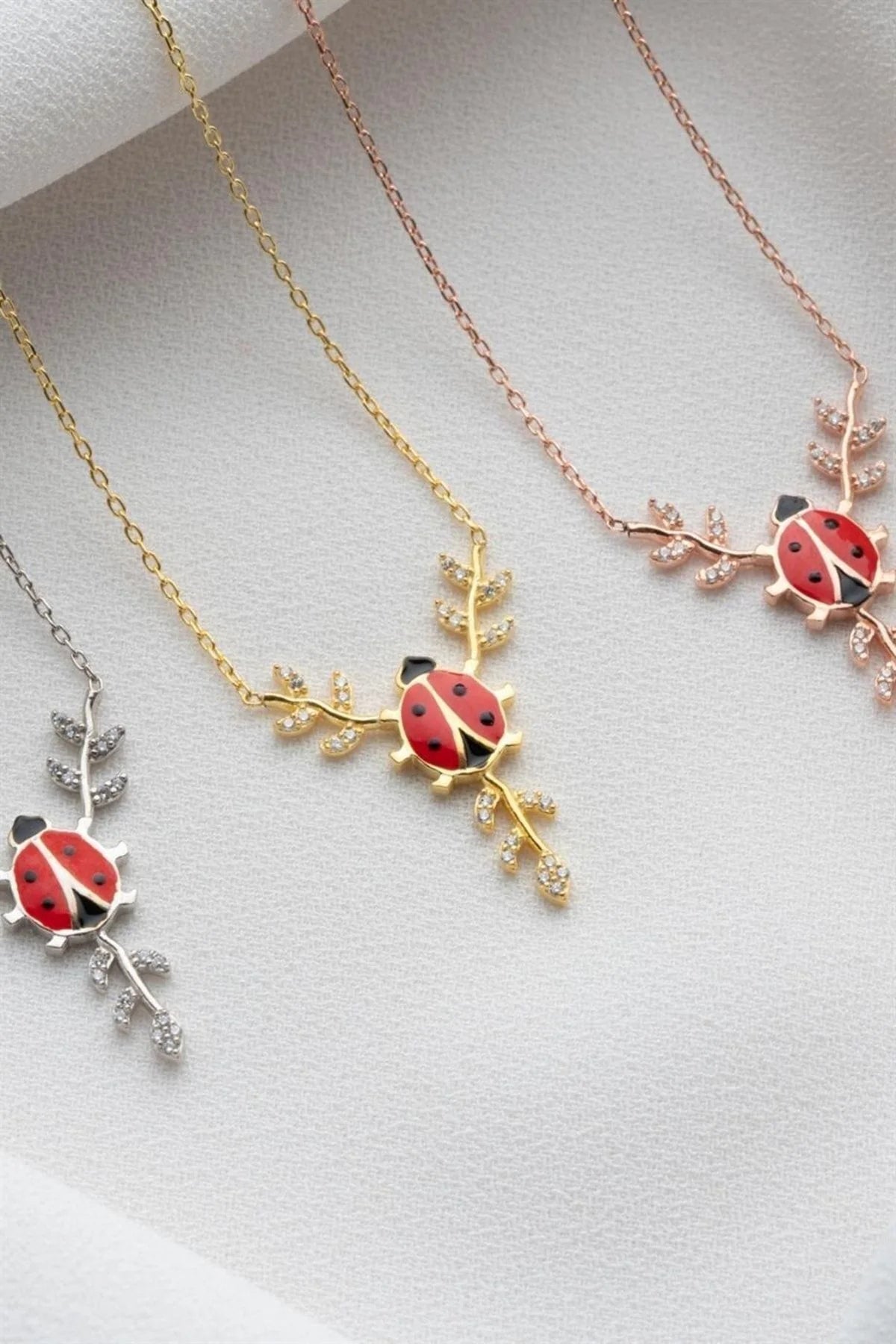 Daldaki Uğurböceği 925 Ayar Rose Kaplama Gümüş Kolye