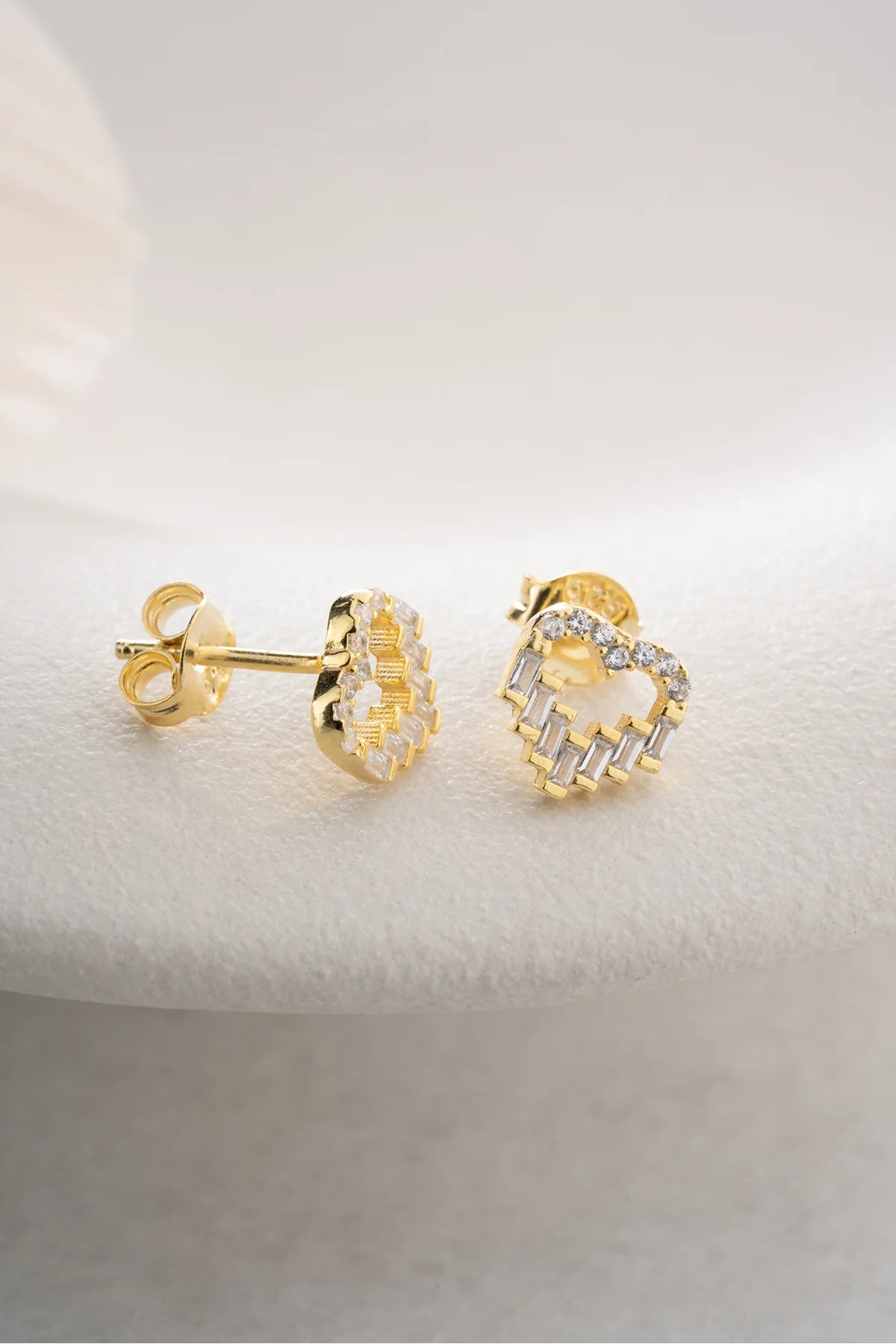 Baget Taşlı Kalp 925 Ayar Altın Kaplama Gümüş Küpe