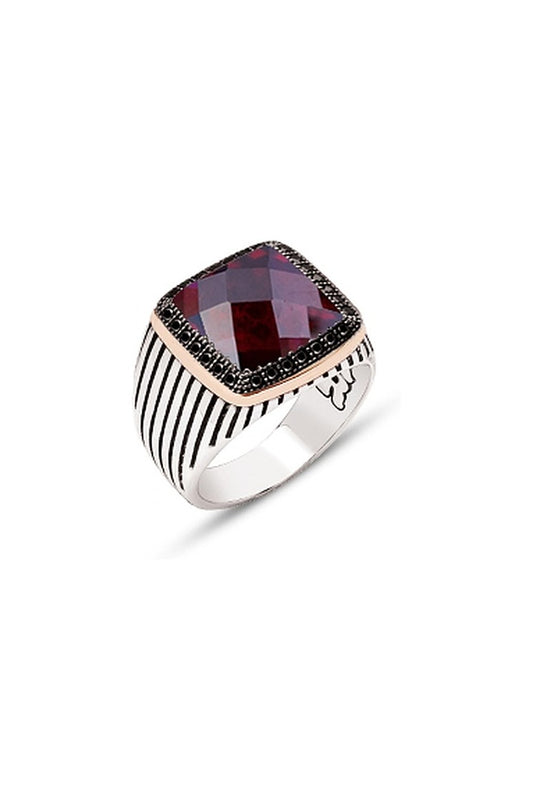 Gümüş Fasetli Garnet Zirkon Taşlı Yanları Siyah Zirkon Taş Süslemeli Çizgili Kasalı Yüzük