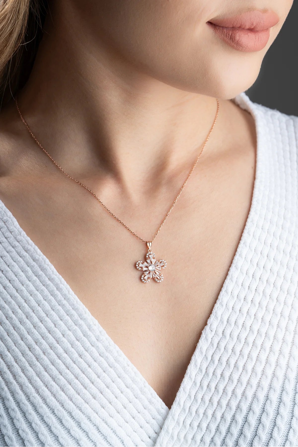 Baget Taşlı Çiçek 925 Ayar Rose Kaplama Gümüş Kolye
