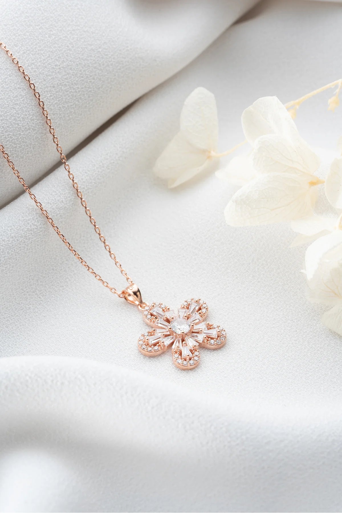Baget Taşlı Çiçek 925 Ayar Rose Kaplama Gümüş Kolye