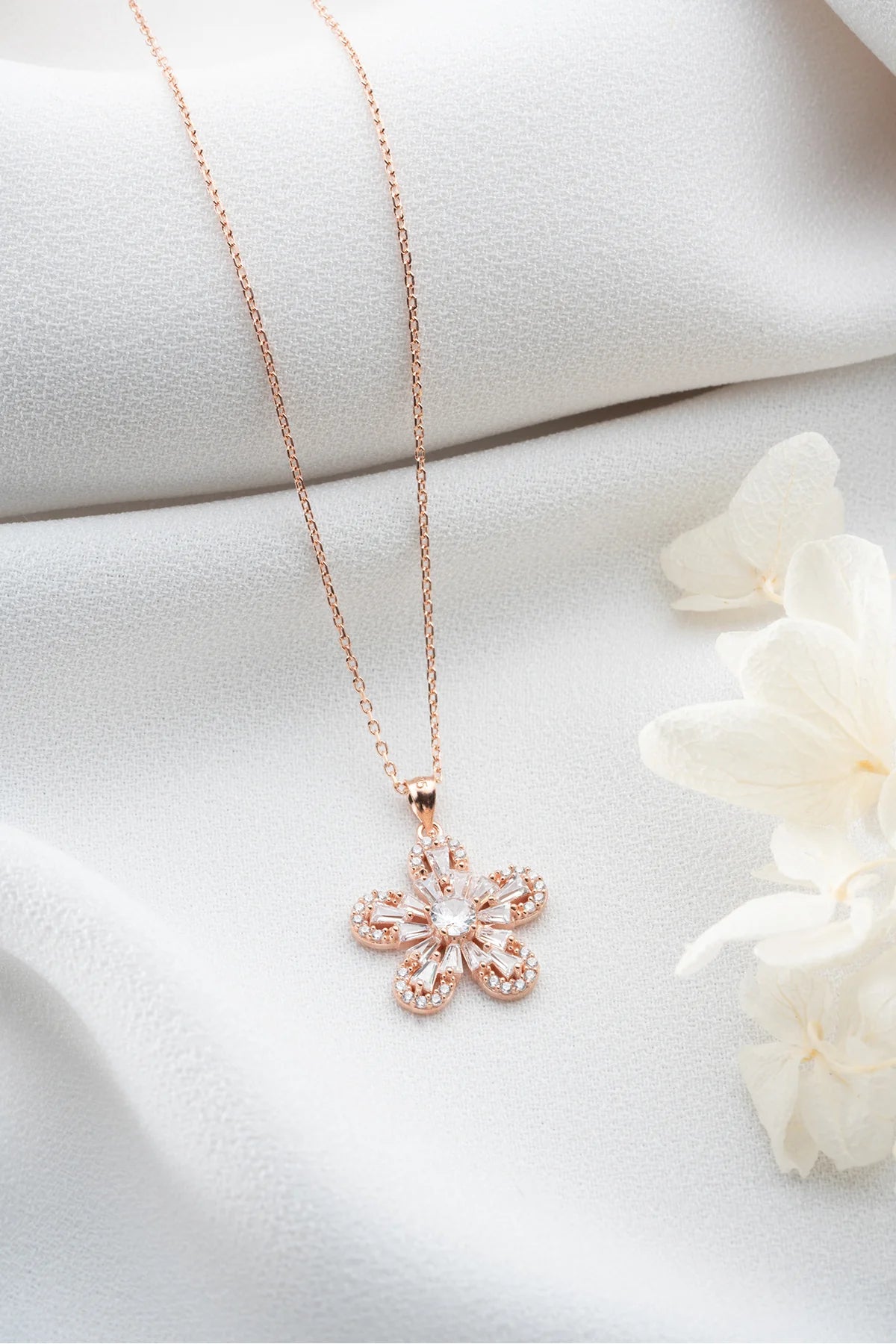 Baget Taşlı Çiçek 925 Ayar Rose Kaplama Gümüş Kolye