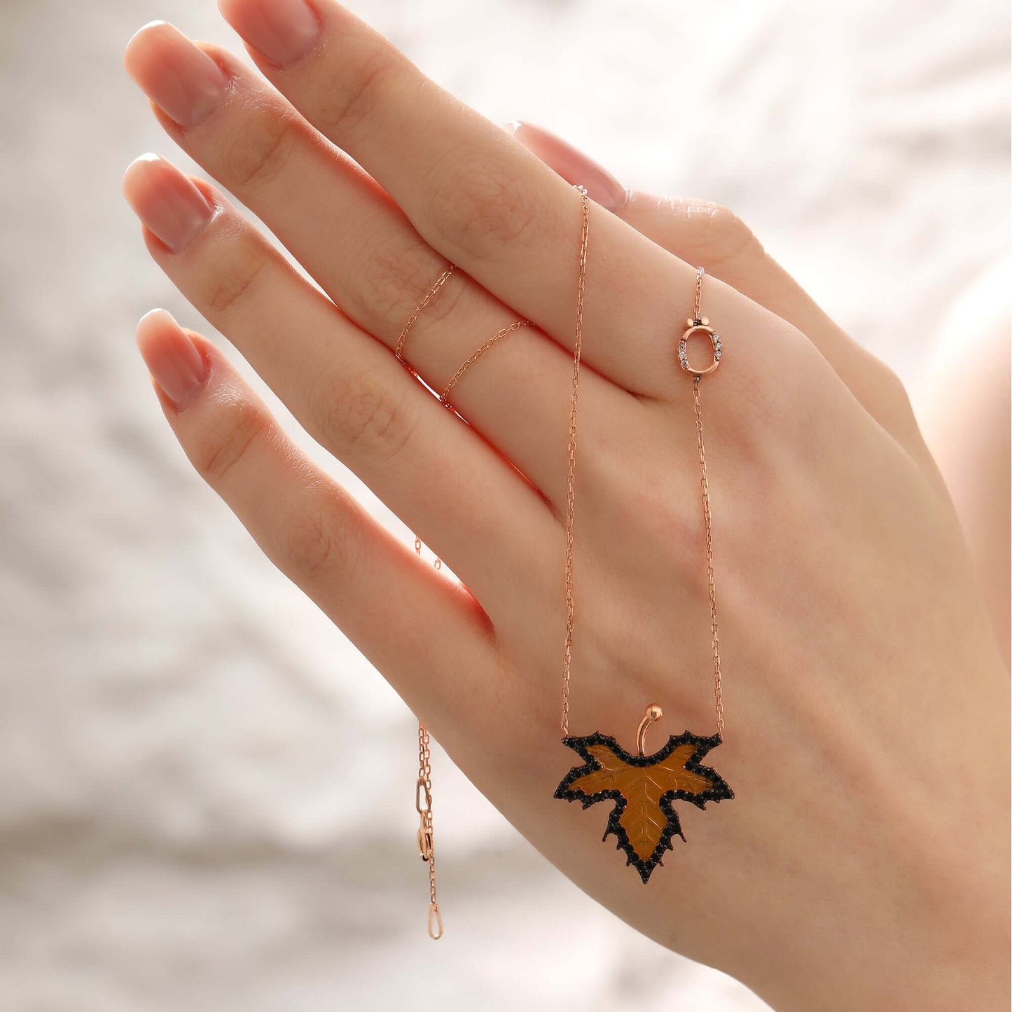 Çınar Yaprağı 925 Ayar Gümüş Harfli Kolye - ÖzelSen