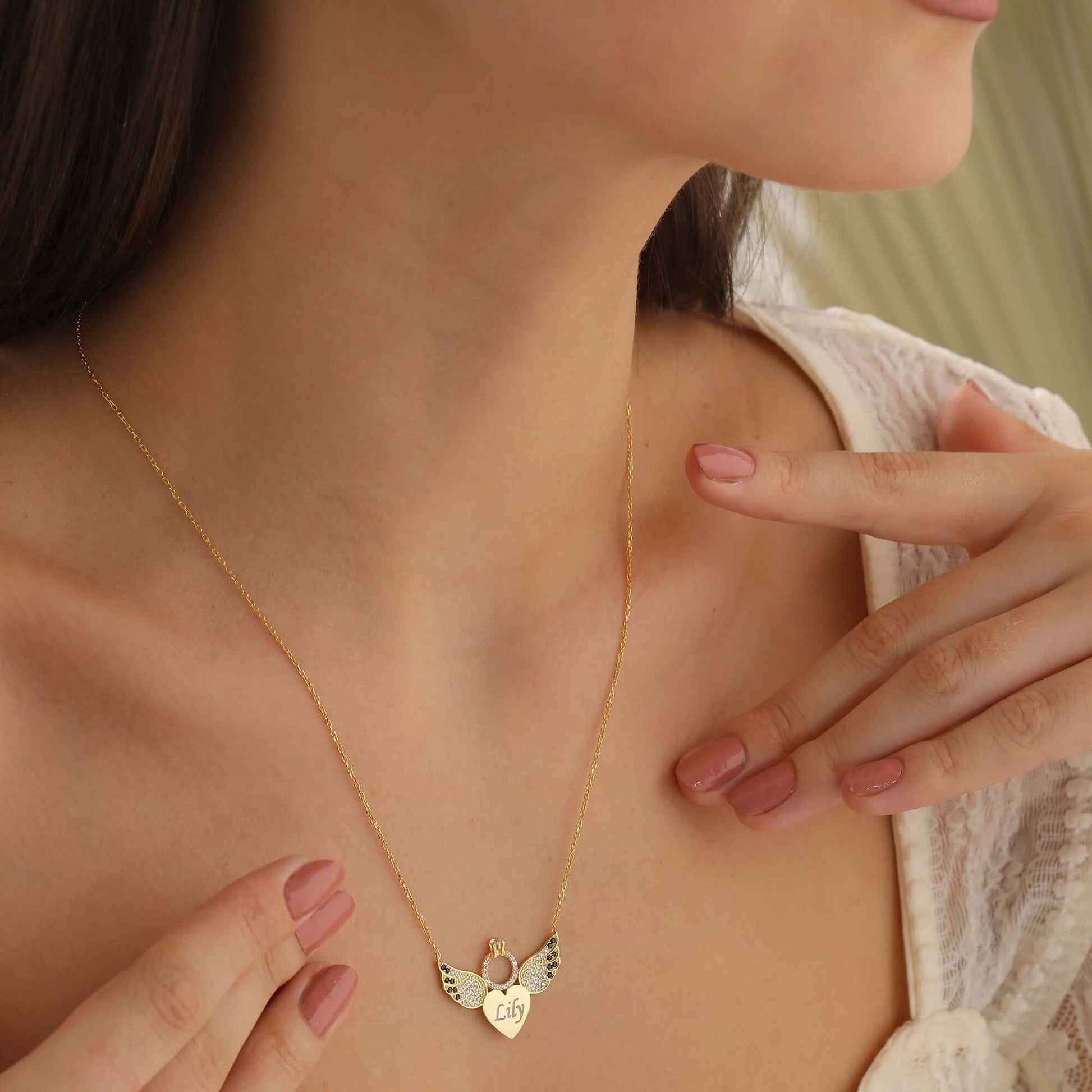 Gümüş İsimli Kolye Melek Kanatlı Tek Taş Detaylı - ÖzelSen