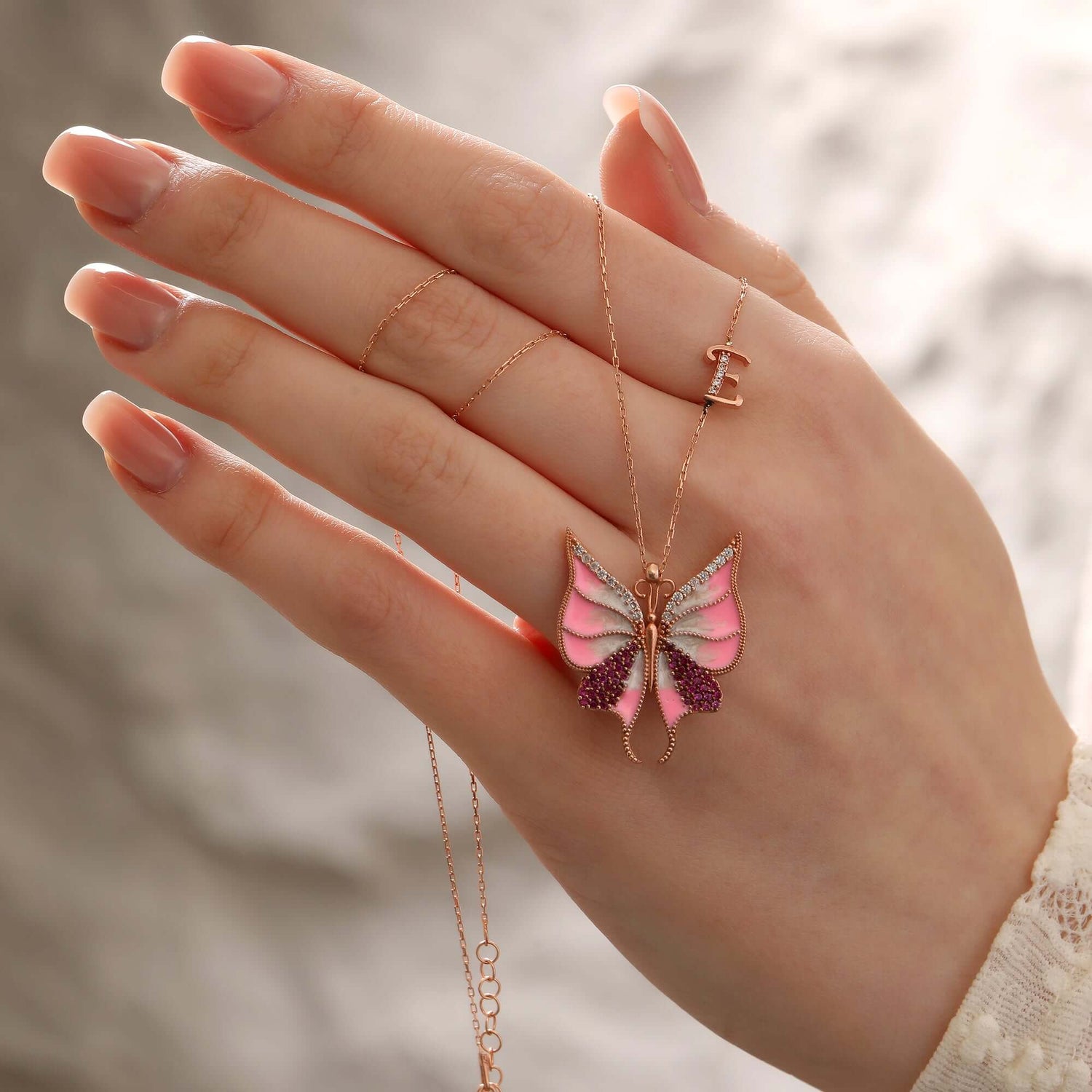 Kişiye Özel Baş Harf Detaylı Pembe Kelebek Gümüş Kolye - ÖzelSen