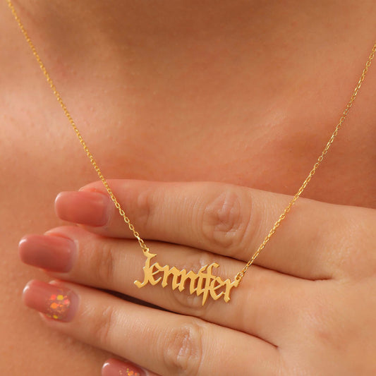 Kişiye Özel Gotik Fontlu Eski Yazı Gümüş İsimli Kolye - ÖzelSen