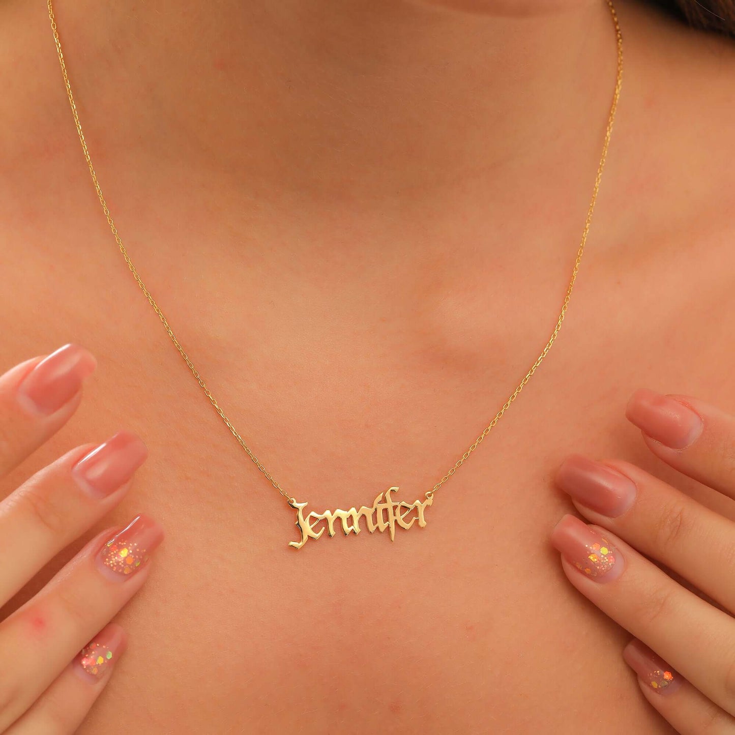 Kişiye Özel Gotik Fontlu Eski Yazı Gümüş İsimli Kolye - ÖzelSen