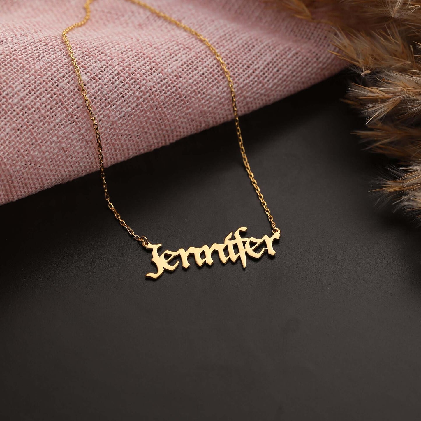 Kişiye Özel Gotik Fontlu Eski Yazı Gümüş İsimli Kolye - ÖzelSen