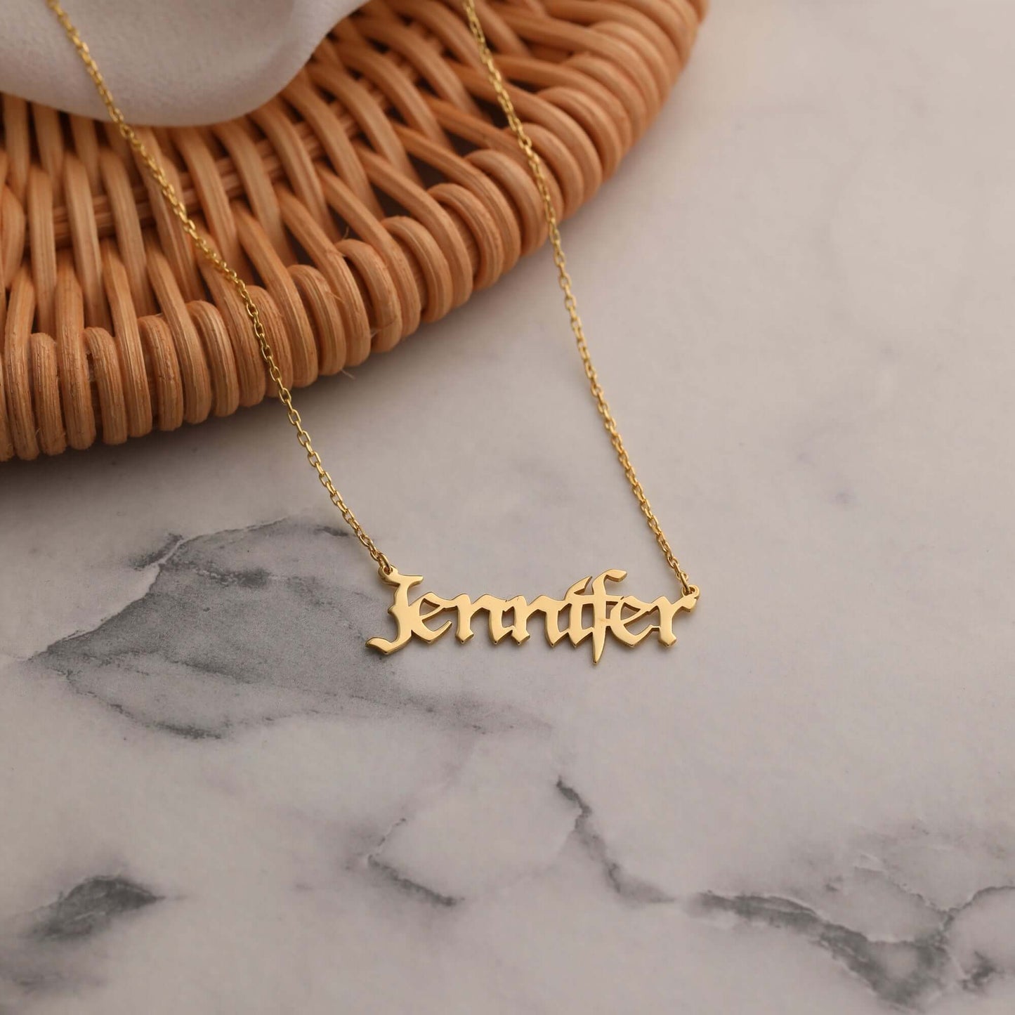 Kişiye Özel Gotik Fontlu Eski Yazı Gümüş İsimli Kolye - ÖzelSen