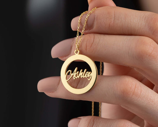 Kişiye Özel Halka İçinde İsim Yazılı Gümüş Kolye - ÖzelSen