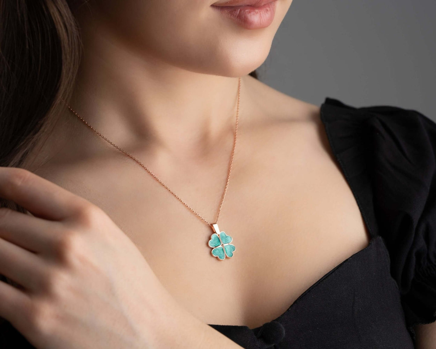 Kişiye Özel İsimli Açılır Kapaklı Dört Yapraklı Yonca Gümüş Kolye - ÖzelSen