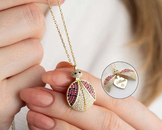 Kişiye Özel İsimli Açılır Kapaklı Uğur Böceği Gümüş Kolye - ÖzelSen