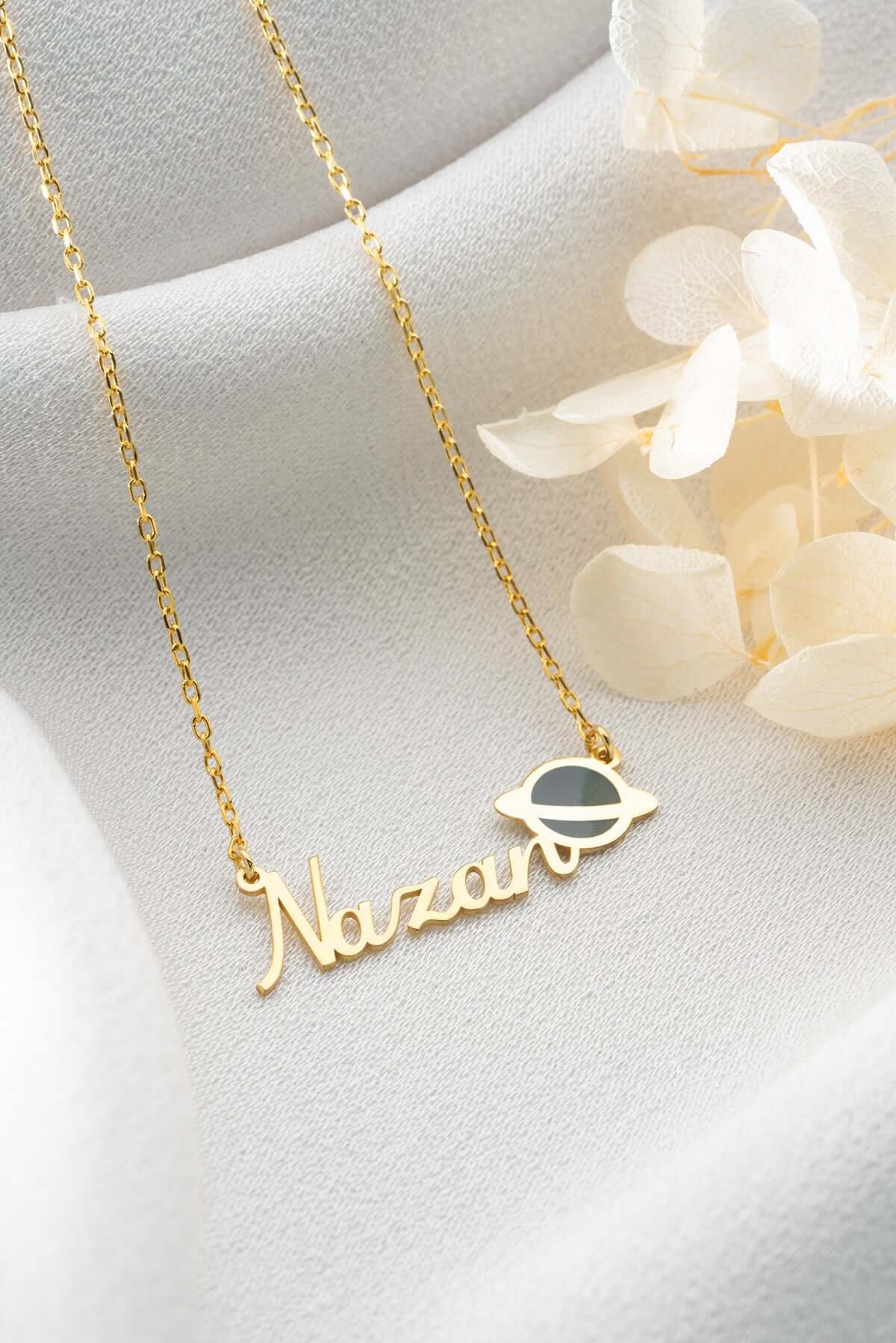 Kişiye Özel İsimli ve Gezegen Figürlü Gümüş Kolye - ÖzelSen