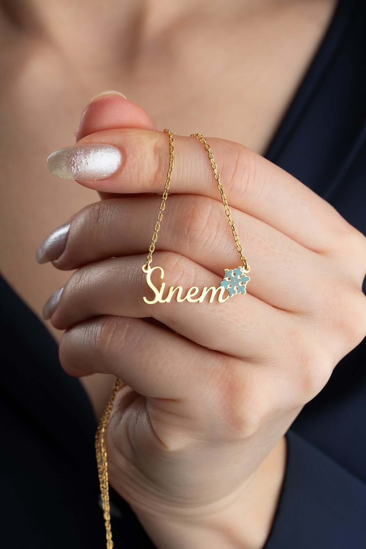 Kişiye Özel İsimli ve Kar Tanesi Figürlü Gümüş Kolye - ÖzelSen