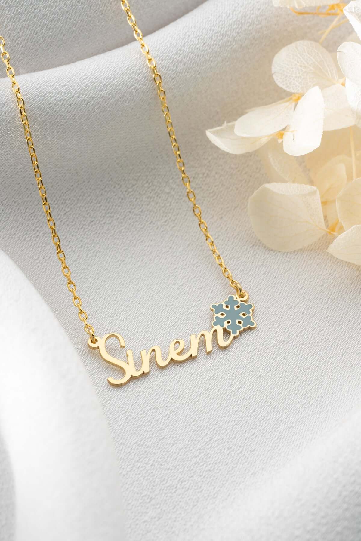 Kişiye Özel İsimli ve Kar Tanesi Figürlü Gümüş Kolye - ÖzelSen