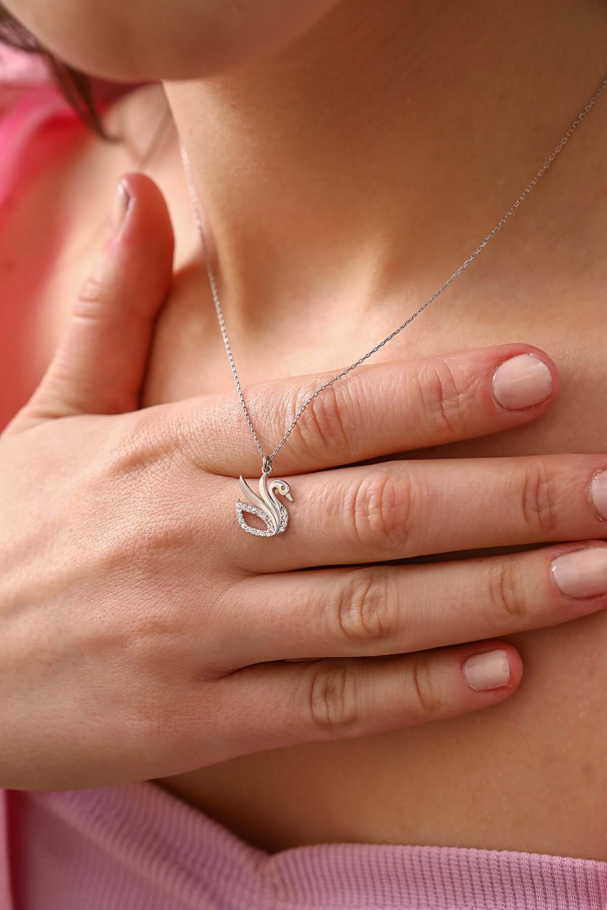 Zirkon Taşlarla Işıldayan 925 Ayar Gümüş Asil Kuğu Kolyesi - ÖzelSen