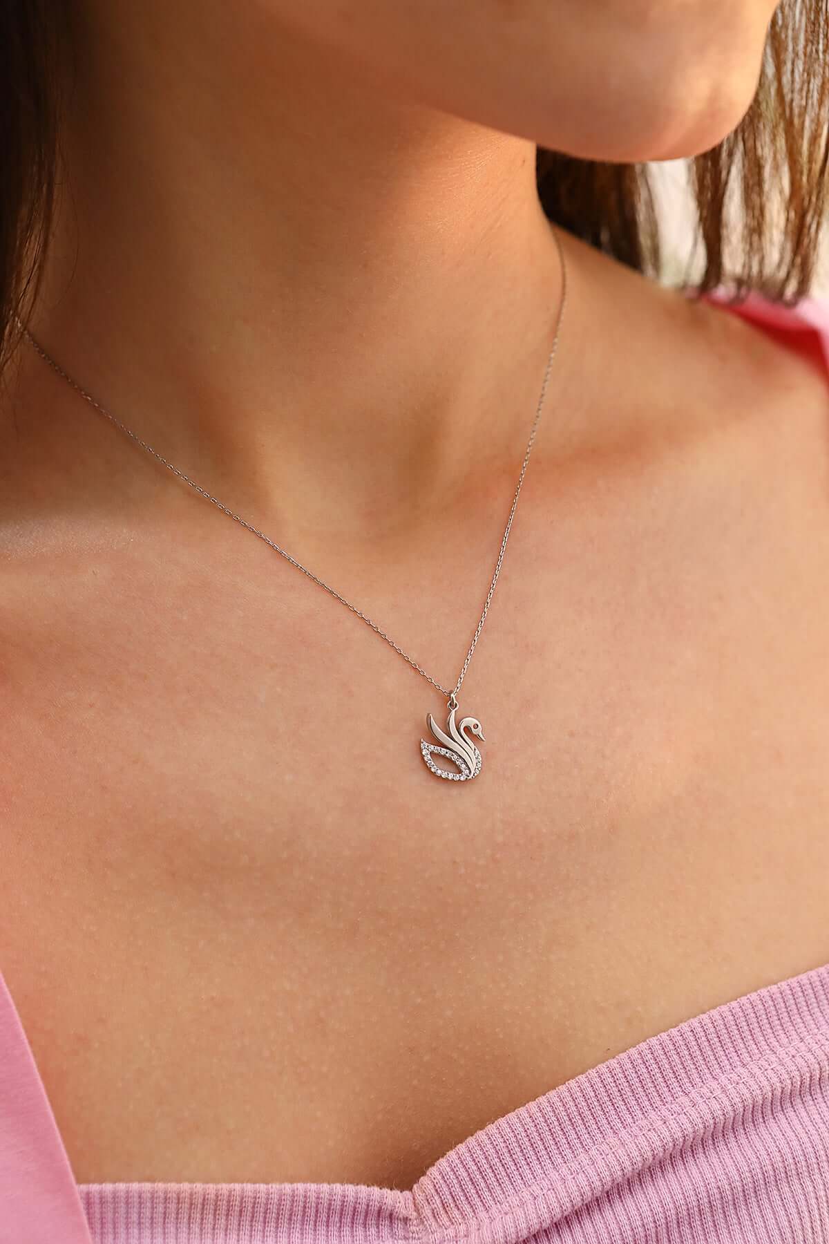 Zirkon Taşlarla Işıldayan 925 Ayar Gümüş Asil Kuğu Kolyesi - ÖzelSen