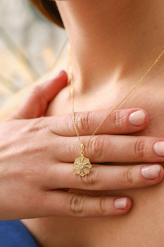 Ortası Taşlı 925 Ayar Gümüş Rüzgar Gülü Çiçekli Kolye - ÖzelSen