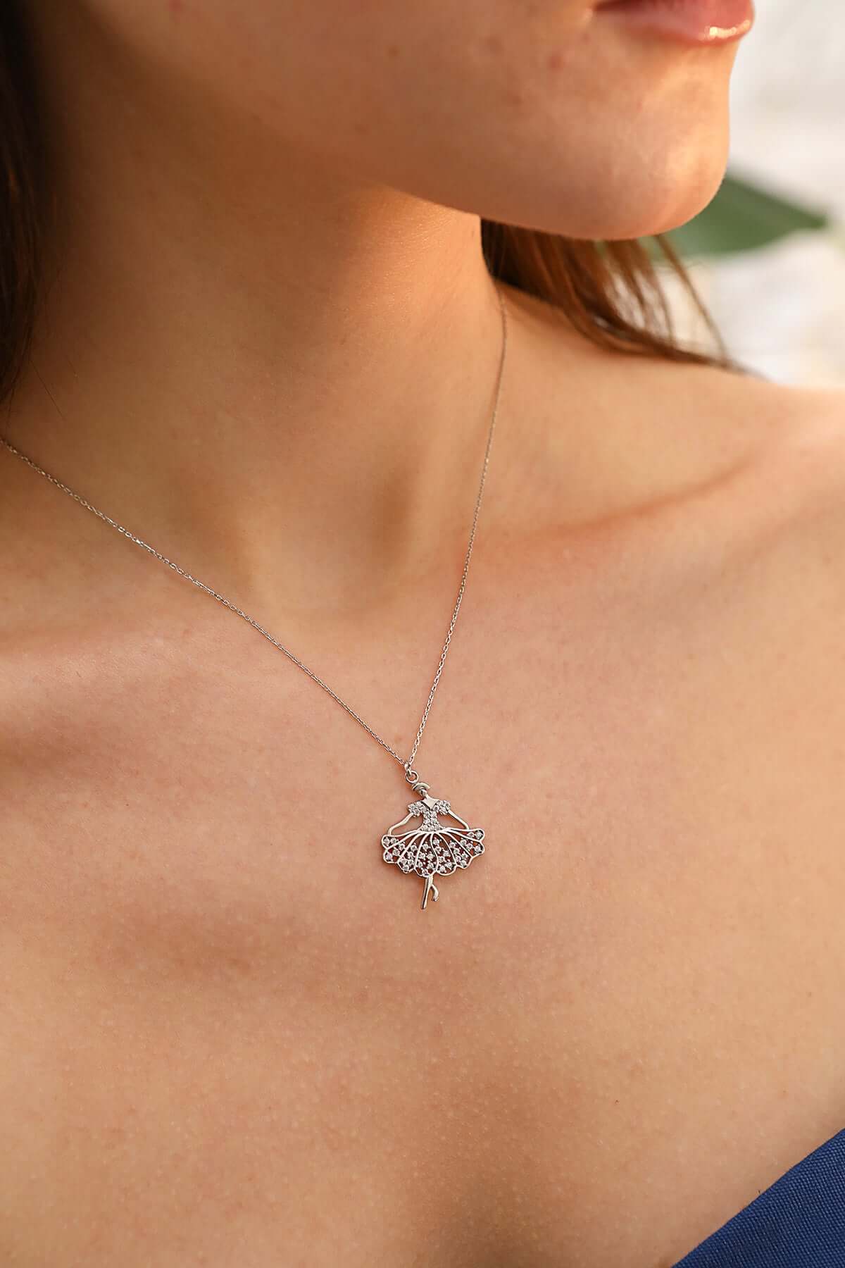 ÖzelSen 925 Ayar Gümüş Balerin Figürlü Minimal Kolye - ÖzelSen