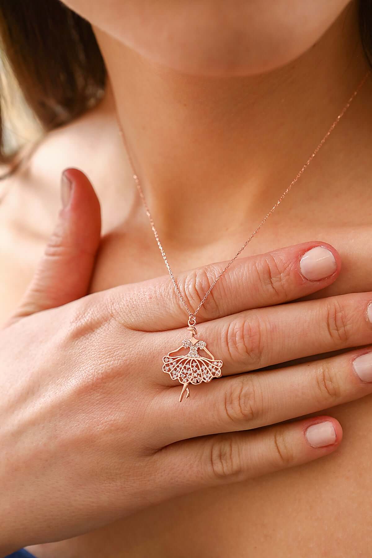 ÖzelSen 925 Ayar Gümüş Balerin Figürlü Minimal Kolye - ÖzelSen