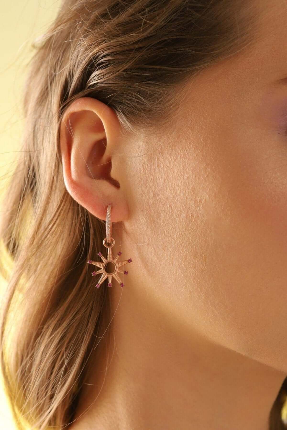 Pembe Zirkon Taşlı 925 Ayar Gümüş Yıldız Küpe - ÖzelSen