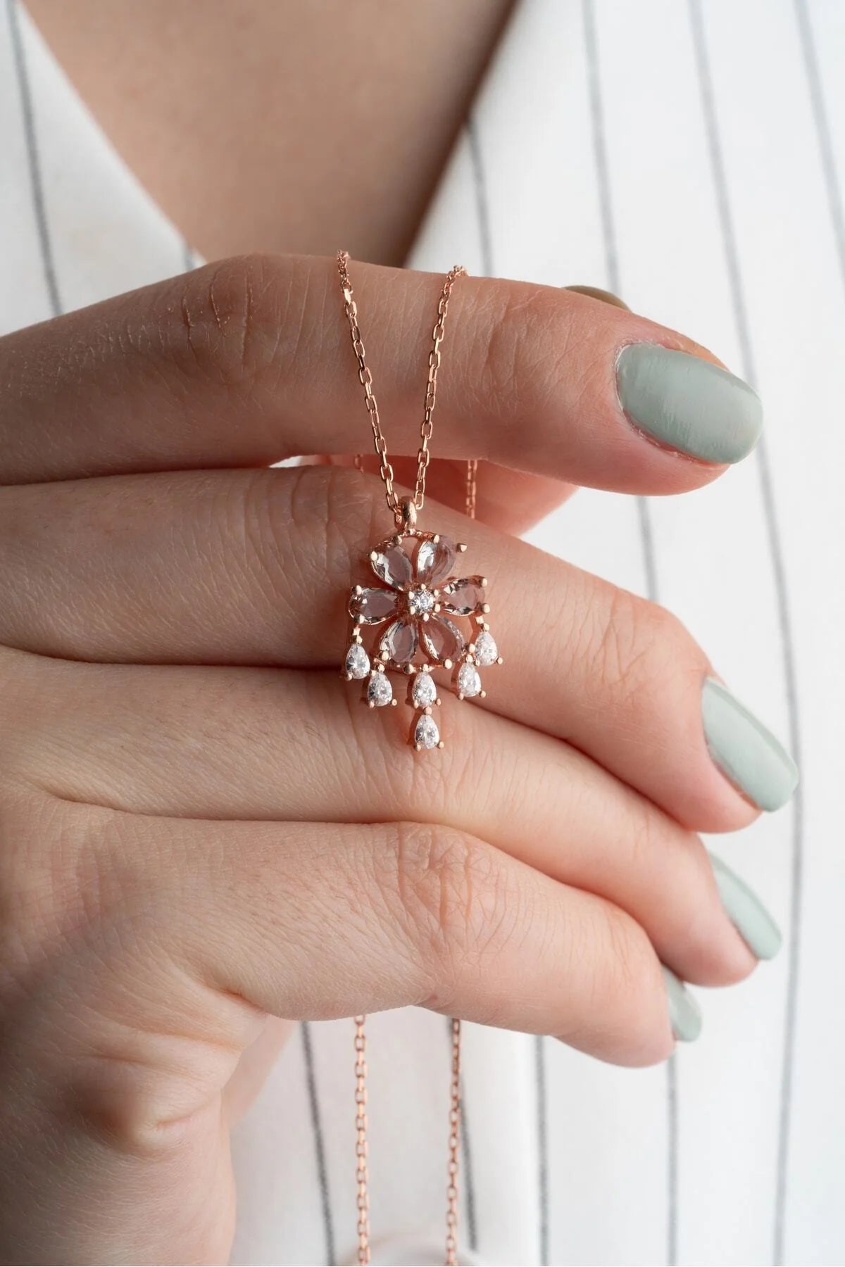 Taşlı Lotus Çiçeği 925 Ayar Rose Kaplama Gümüş Kolye