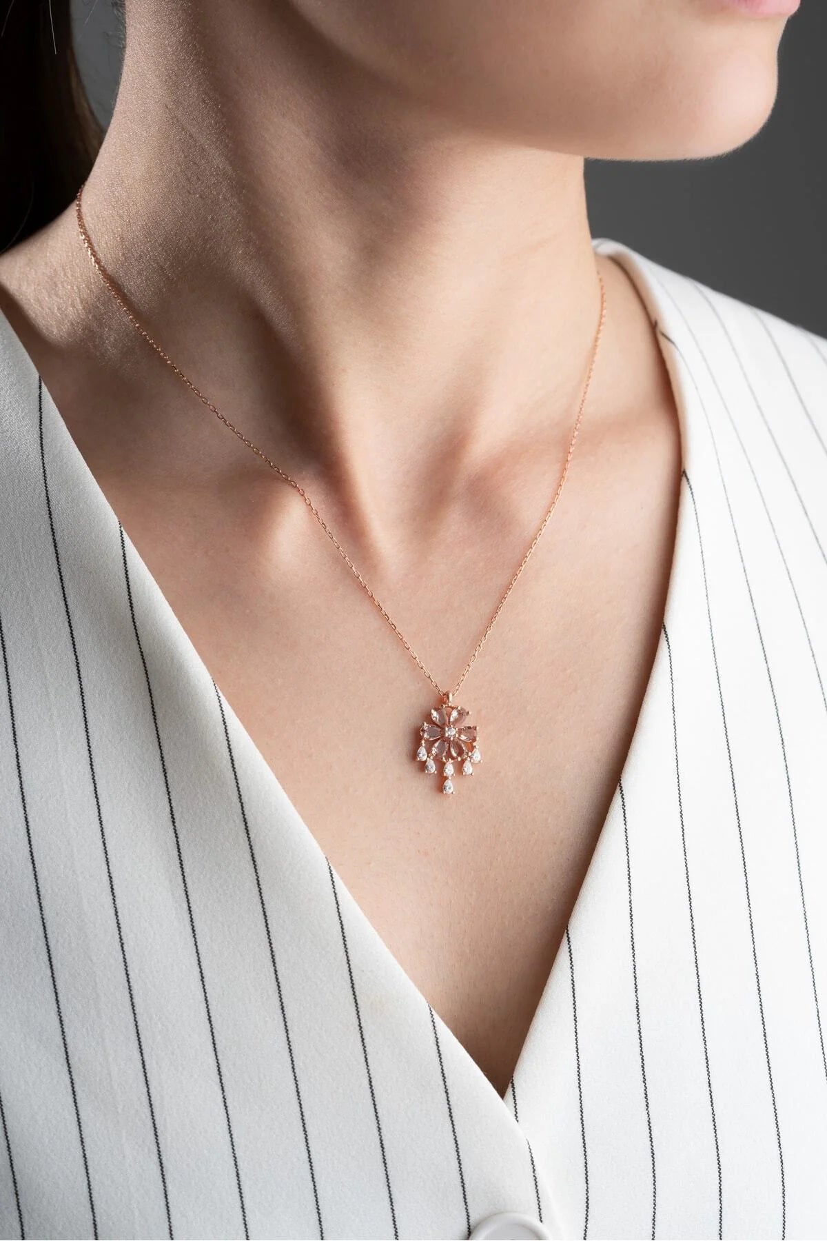Taşlı Lotus Çiçeği 925 Ayar Rose Kaplama Gümüş Kolye