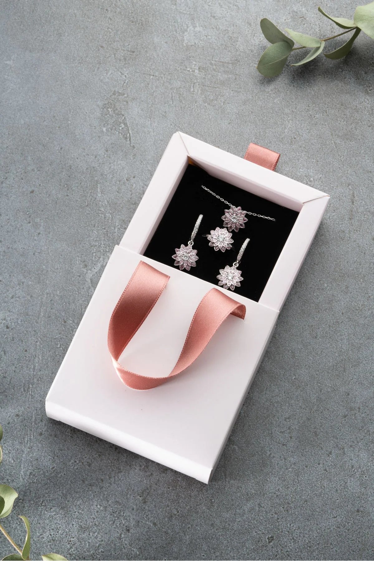 Kutulu Taşlı Lotus Çiçeği 925 Ayar Gümüş Set