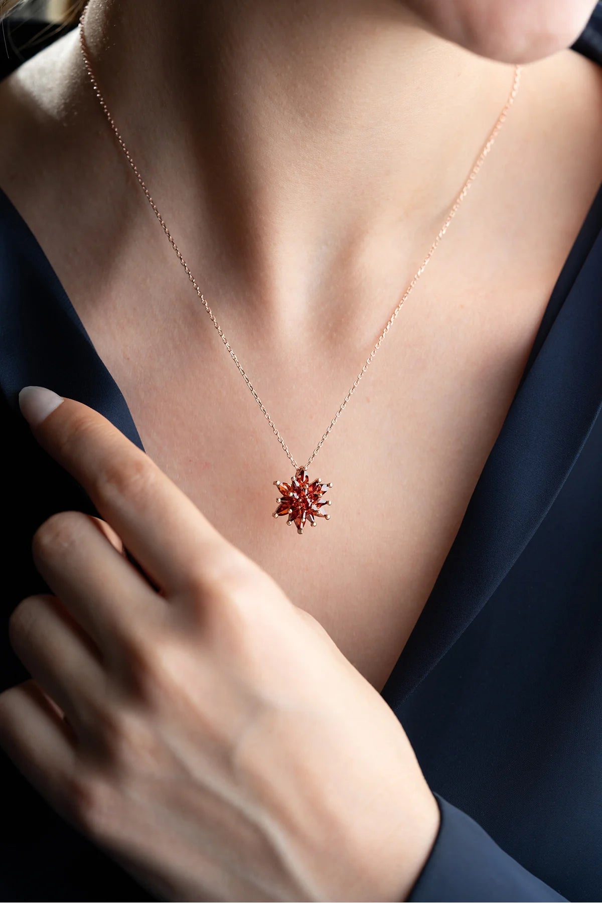 Garnet Taşlı Lotus 925 Ayar Gümüş Kolye