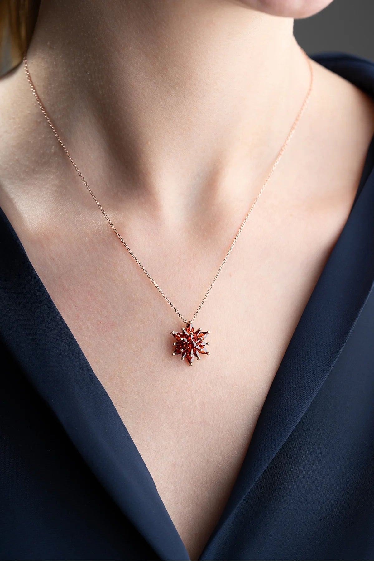 Garnet Taşlı Lotus 925 Ayar Gümüş Kolye