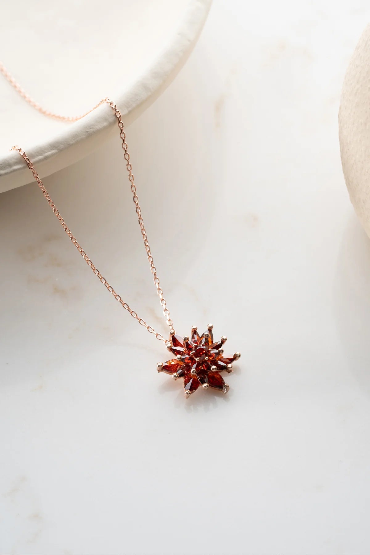 Garnet Taşlı Lotus 925 Ayar Gümüş Kolye