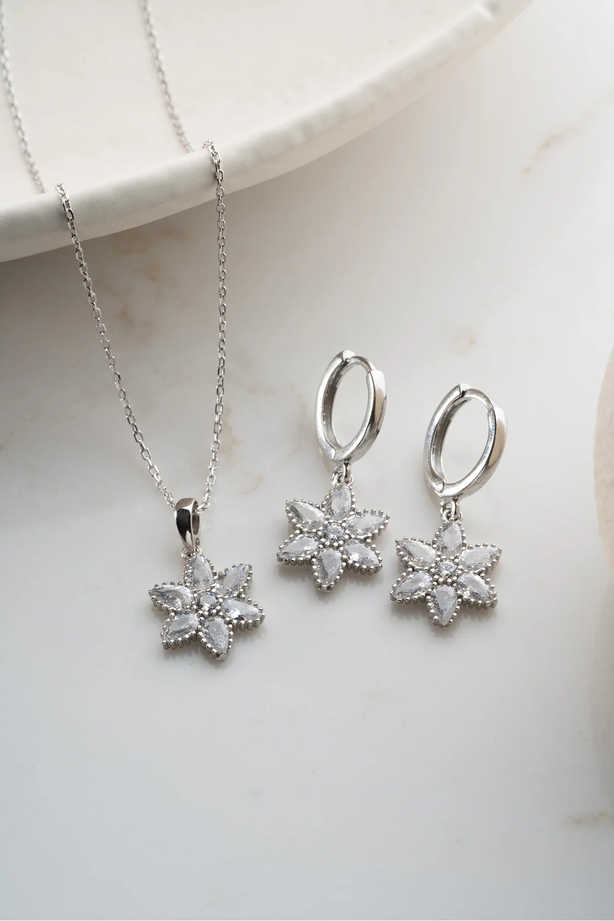 Zirkon Taşlı Lotus 925 Ayar Gümüş Set
