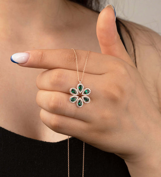 Yeşil Zirkon Taşlı 925 Ayar Gümüş Çiçekli Kolye - ÖzelSen