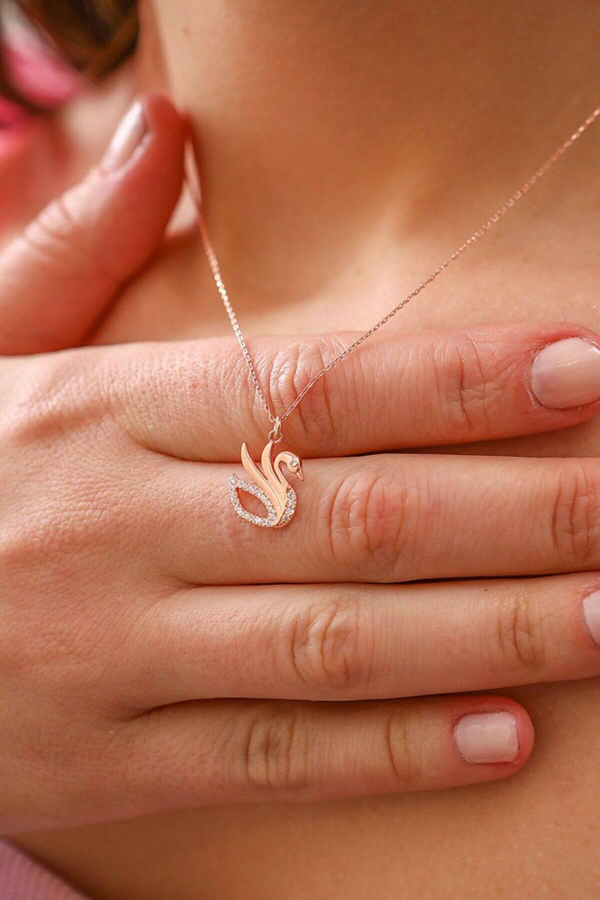 Zirkon Taşlarla Işıldayan 925 Ayar Gümüş Asil Kuğu Kolyesi - ÖzelSen